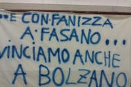 Uno striscione dei tifosi locali per l'ex Giovanni Fanizza