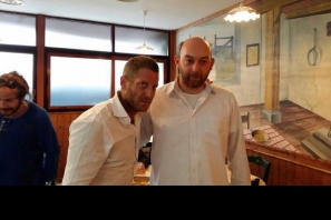 Lapo Elkann con il proprietario del ristorante