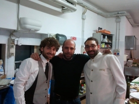 Checco Zalone con i dipendenti di Masseria Pedali Checco Zalone con i dipendenti di Masseria Pedali