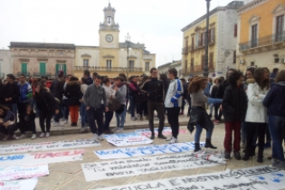 Studenti in protesta su Piazza Ciaia a Fasano