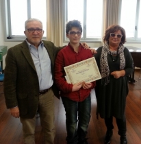I genitori di Valerio Gentile consegnano il premio al giovane violinista Stefano Scolletta