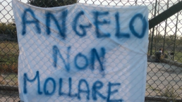 Lo striscione dedicato ad Angelo Maglionico Lo striscione dedicato ad Angelo Maglionico