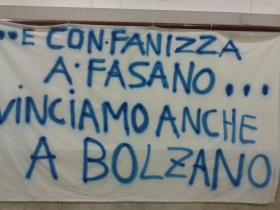 Uno striscione dei tifosi locali per l'ex Giovanni Fanizza