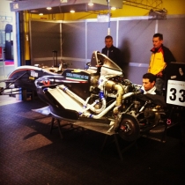 i meccanici del team SG Motors a lavoro sulla monoposto di Pezzolla i meccanici del team SG Motors a lavoro sulla monoposto di Pezzolla