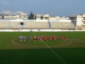 Le due squadre a centrocampo Le due squadre a centrocampo