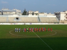 Le due squadre a centrocampo