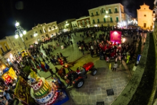 Piazza Ciaia in festa con i carri allegorici
