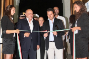 L'assessore alle Attività produttive, Avv. Renzo De Leonardis, taglia il nastro della 42° Mostra dell'Artigianato in Selva di Fasano L'assessore alle Attività produttive, Avv. Renzo De Leonardis, taglia il nastro della 42° Mostra dell'Artigianato in Selva di Fasano