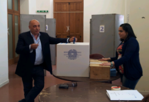 Il sindaco Lello Di Bari al momento del voto