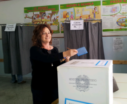 Stella Carparelli al momento del voto