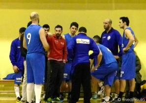 Coach Ciccio Colucci durante un time out (foto mediapulia) Coach Ciccio Colucci durante un time out (foto mediapulia)