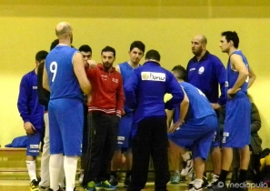 Coach Ciccio Colucci durante un time out (foto mediapulia)