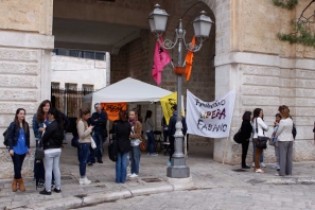 Il presidio ai Portici dei giovani fasanesi