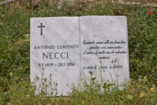 La stele di marmo in memoria di Lorenzo Necci