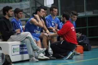 Coach Colucci dà direttive alla panchina della Technoacque (foto Chicco Saponaro) Coach Colucci dà direttive alla panchina della Technoacque (foto Chicco Saponaro)
