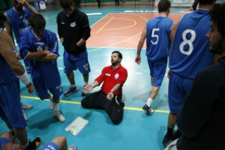 Coach Ciccio Colucci durante un time out (foto Chicco Saponaro)