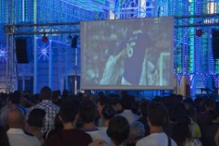 Il maxi schermo in piazza