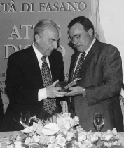Il prof. Ottavio Albano, 72 anni, riceve dalle mani del sindaco l’«Attis d’oro» 2000. (Foto Rizzo)