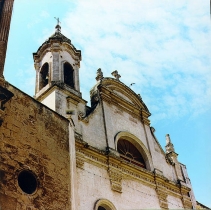 La chiesa Maria SS. Assunta in Cielo (1727):particolare della facciata baroccheggiante