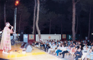 Peppe Barra davanti alla “platea” gremita della Casina Municipale, domenica 26 agosto.