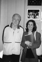 Luciano De Crescenzo nella sua casa romana insieme all’insegnante della “Pascoli” Concetta Bellini.
