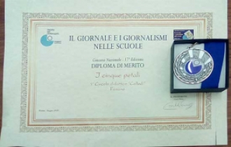 Attestato di merito consegnato alla redazione dei I Cinque Petali Attestato di merito consegnato alla redazione dei I Cinque Petali