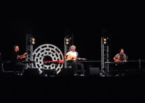 Niccolò Fabi con Roberto Angelini e Pier Cortese. Ph. Marica Mastrangelo