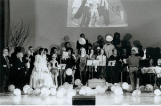 Il momento finale di Dieci anni in... Compagnia, spettacolo antologico che la “P. Mancini” ha presentato al Teatro Kennedy, il 15 novembre, per ripercorrere i suoi due lustri di attività.