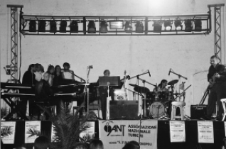 1° agosto 2000: musicisti e coro della Mancini alla masseria San Lorenzo per lo spettacolo “Dedicato a Battisti”