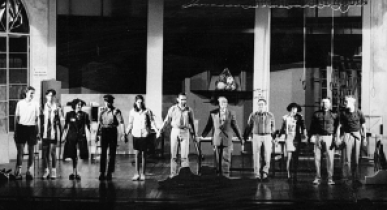 1997: gli attori amatoriali della “Peppino Mancini” sul proscenio del Teatro Kennedy al termine di Sottobanco.