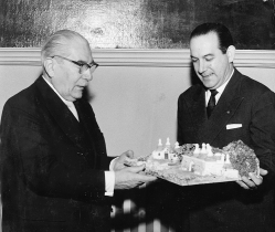 Milano, 1959: Aquilino Giannaccari consegna a Virgilio Ferrari, sindaco meneghino, un plastico di trulli realizzato da Leonardo Loconte.