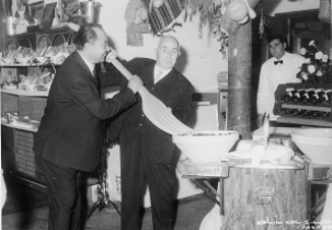 Selva di Fasano, ristorante “Il Fagiano”: Samuele Olive, detto Sèppetònne (1881-1974), immortalato dal fotografo Diasio col forchettone, simbolo della sua “voracità”. A sinistra, il genero Francesco Sarcinella.