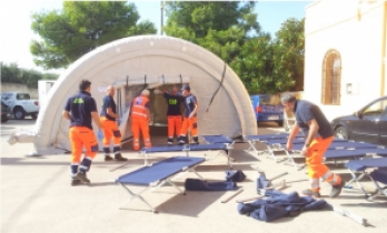 L'ospedale da campo allestito sul luogo dell'incidente L'ospedale da campo allestito sul luogo dell'incidente