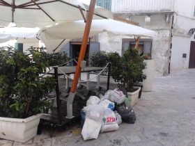 I rifiuti accumulati nel centro storico