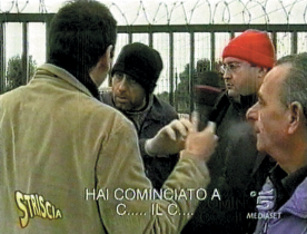 La troupe televisiva di Striscia la notizia, con “Fabio & Mingo”, davanti al cancello del canile comunale di Fasano. Il mortificante servizio è stato trasmesso il 18 gennaio.