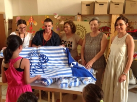 la vicepresidente Natalia L'Abbate e la tesoriera Elia Scianaro consegnano ai bimbi teli da bagno la vicepresidente Natalia L'Abbate e la tesoriera Elia Scianaro consegnano ai bimbi teli da bagno