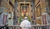 Papa Francesco in preghiera al Crocifisso di San Marcello