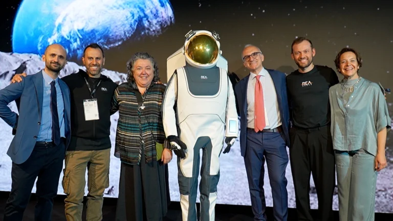 REA Space svela la prima tuta spaziale EVA modulare: debutto mondiale all’EXPO 2025 di Osaka - Osservatorio Fasano