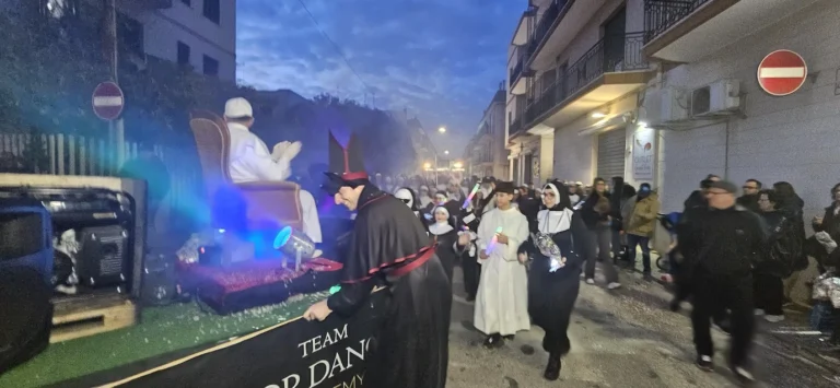 Fasano in festa per il 25° Carnevale dei Bambini – VIDEO Fasano in festa per il 25° Carnevale dei Bambini - VIDEO - Osservatorio Fasano