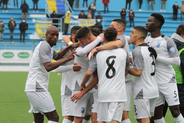 Magnifico Fasano: 5 gol, stadio pieno e Gravina annichilito. Il racconto dell’indimenticabile domenica del “nuovo Curlo” - Osservatorio Fasano