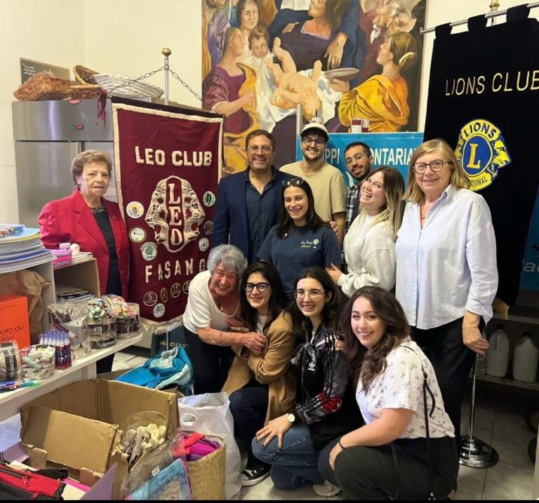 Grande risultato per l’iniziativa “Zaino sospeso” del Lions Club Fasano e del Leo Club. - Osservatorio Fasano