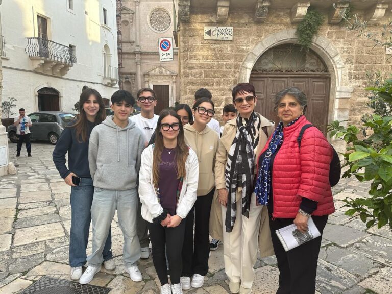 Gli studenti del “da Vinci” alla scoperta del centro storico con la Società di Storia Patria Gli studenti del “da Vinci” alla scoperta del centro storico con la Società di Storia Patria - Osservatorio Fasano