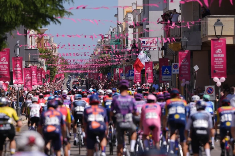 Pezze di Greco trionfa: la frazione di Fasano è "La Sosta Più Social" del Giro d'Italia 2025! - Osservatorio Fasano