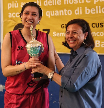 Basket: Valentina Siccardi vince il premio di «Miglior Giocatrice» Basket: Valentina Siccardi vince il premio di «Miglior Giocatrice» - Osservatorio Fasano