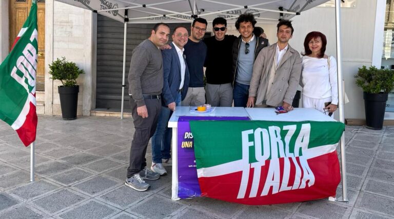 Campagna tesseramenti di Forza Italia, militanti in piazza Ciaia per raccogliere nuove adesioni - Osservatorio Fasano