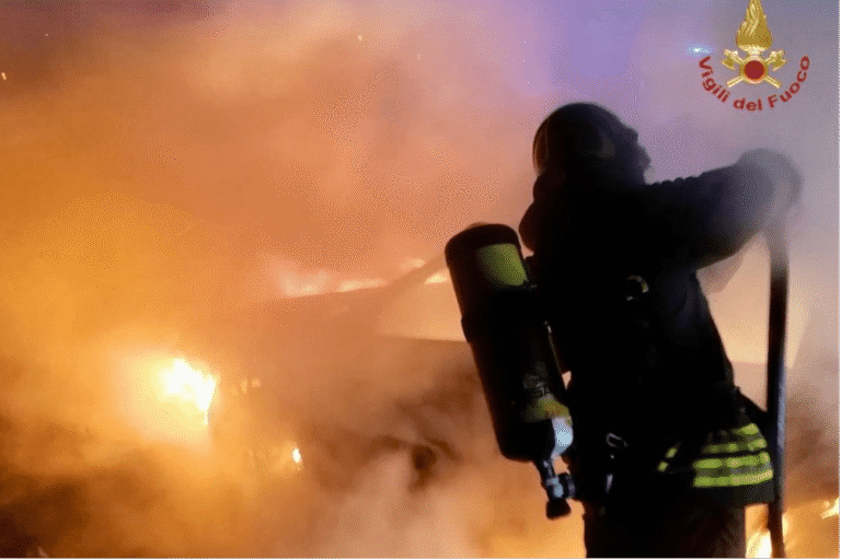 Auto in fiamme sulla SS379 - Osservatorio Fasano