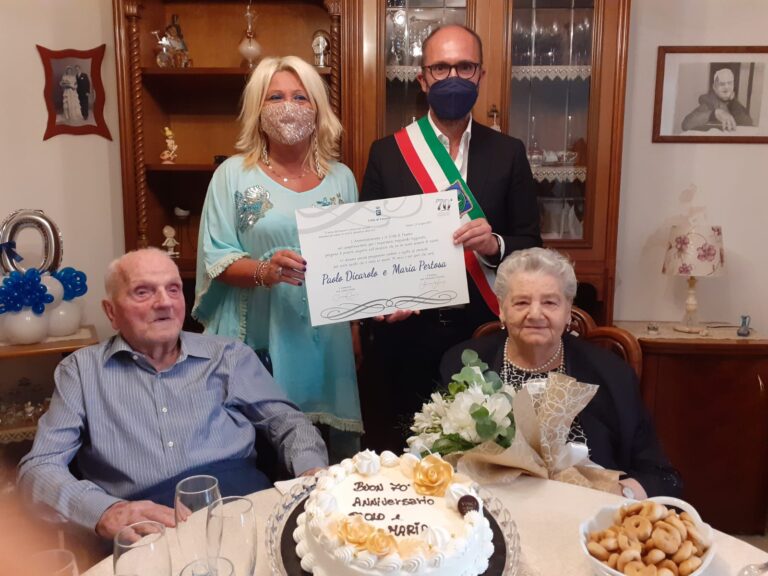 L’Amministrazione comunale ha omaggiato Paolo Dicarolo e Maria Pertosa per i loro 70 anni di nozze L’Amministrazione comunale ha omaggiato Paolo Dicarolo e Maria Pertosa per i loro 70 anni di nozze - Osservatorio Fasano