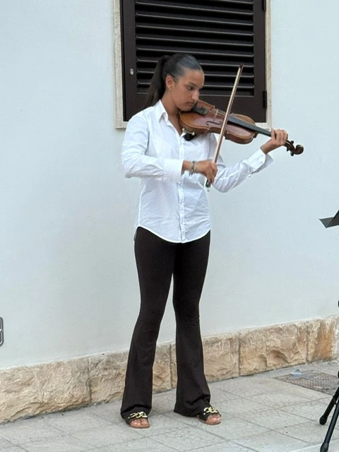La giovane violinista Lucrezia Ditoma onora “donna Checchella” La giovane violinista Lucrezia Ditoma onora "donna Checchella" - Osservatorio Fasano