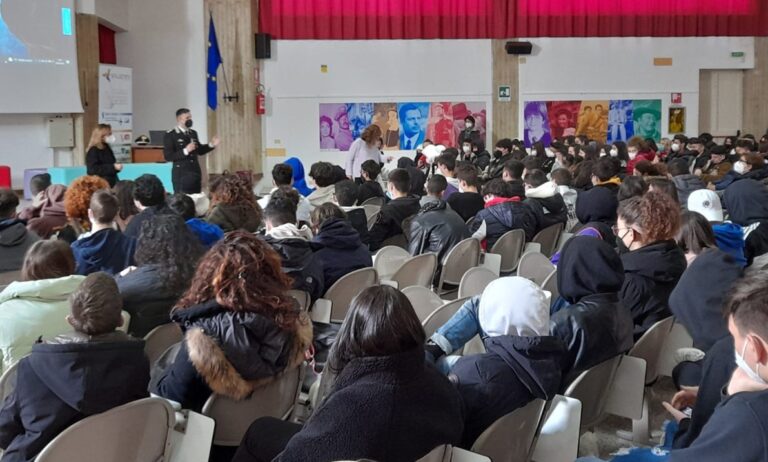 I Carabinieri incontrano gli studenti - Osservatorio Fasano