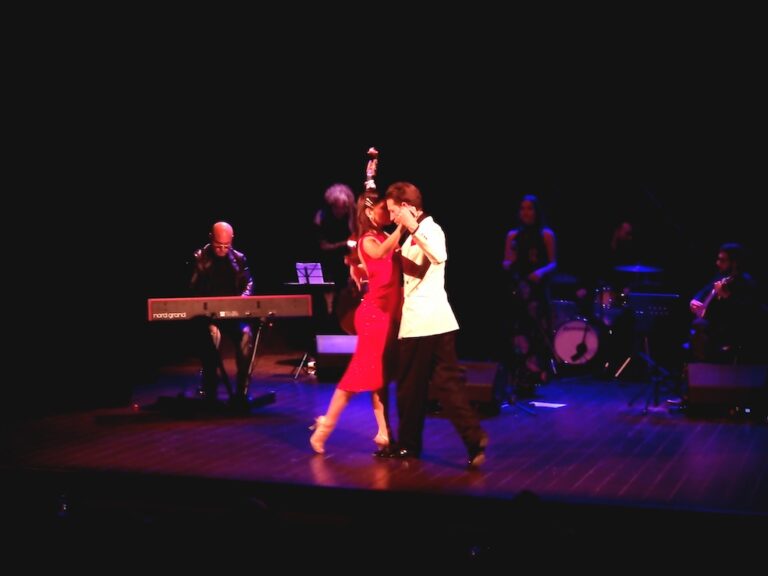 Standing ovation al Teatro Sociale per «Flores del Alma» Standing ovation al Teatro Sociale per «Flores del Alma» - Osservatorio Fasano